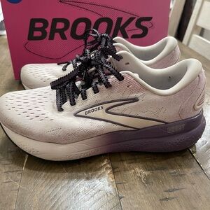 Brooks Ghost 16 Athletic Shoes Cream and Purple with Breathable Mesh - Size 7.5M